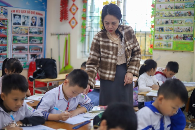 Giáo viên trường Tiểu học Hưng Lợi, xã Lam Thành, tỉnh Nghệ An. Ảnh: Đức Hùng