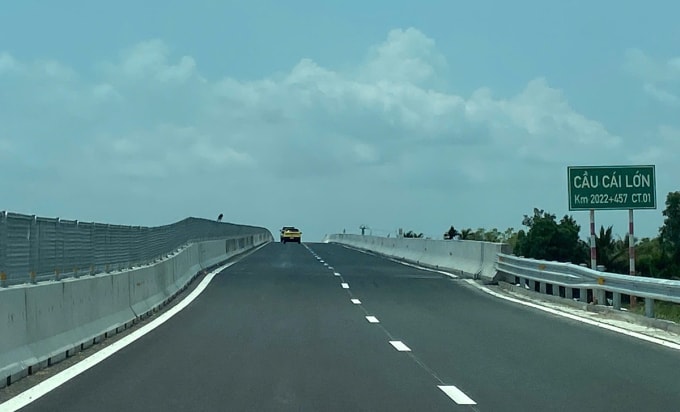 Mố cầu Cái Lớn trên đoạn cao tốc Hậu Giang - Cà Mau bị lún. Ảnh: An Bình