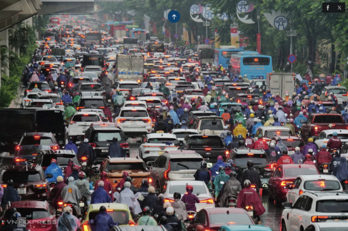 Đường Nguyễn Trãi ùn tắc trong trận mưa sáng 14/10/2025. Ảnh: Ngọc Thành