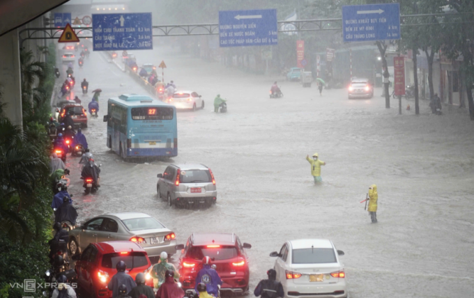 Trước cổng ĐH Khoa học Xã hội và Nhân văn (đường Nguyễn Trãi) bị ngập sâu trong trận mưa lớn hôm 7/10/2025. Ảnh: Hoàng Giang