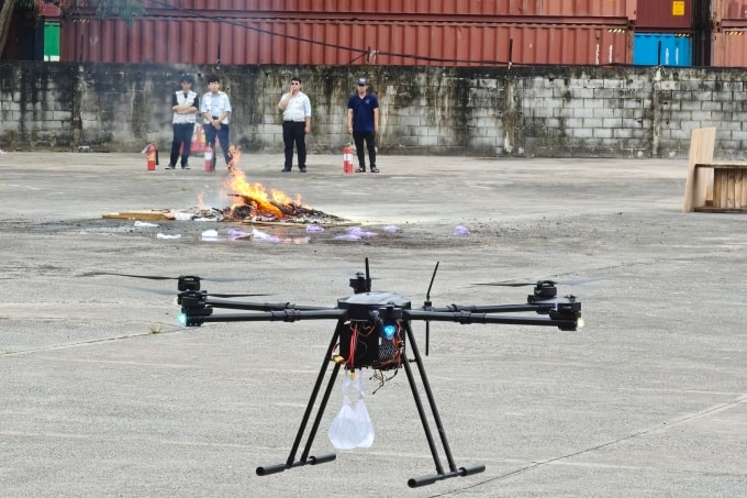 Một buổi thử nghiệm dùng UAV chữa cháy của CT UAV tại TP HCM. Ảnh: Trọng Đạt