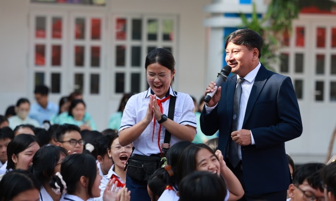 Luật sư Võ Đan Mạch giao lưu cùng học sinh. Ảnh: Đức Đồng