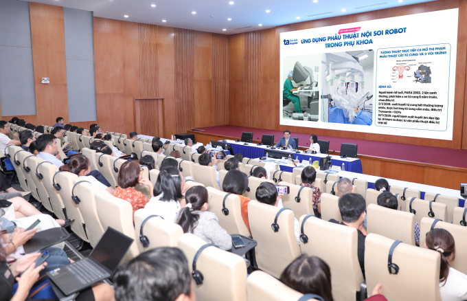 Gần 200 bác sĩ trực tiếp học mổ thị phạm robot được truyền hình trực tiếp từ phòng mổ bệnh viện xuống hội trường Viện nghiên cứu Tâm Anh. Ảnh: Bệnh viện cung cấp