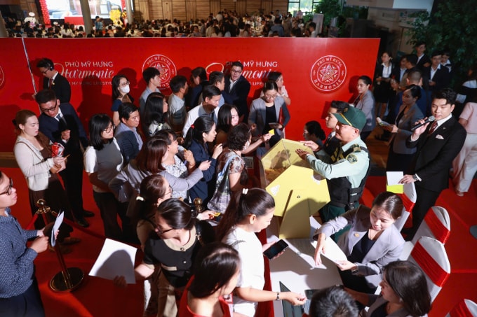 Từ sáng sớm, khách hàng đã xếp hàng bỏ thăm vào thùng phiếu. Ảnh: Quỳnh Trần