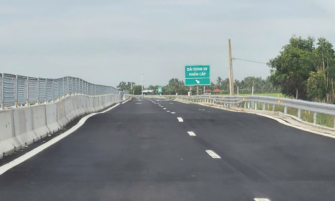 Một đoạn trên cao tốc bị lún. Ảnh: An Bình