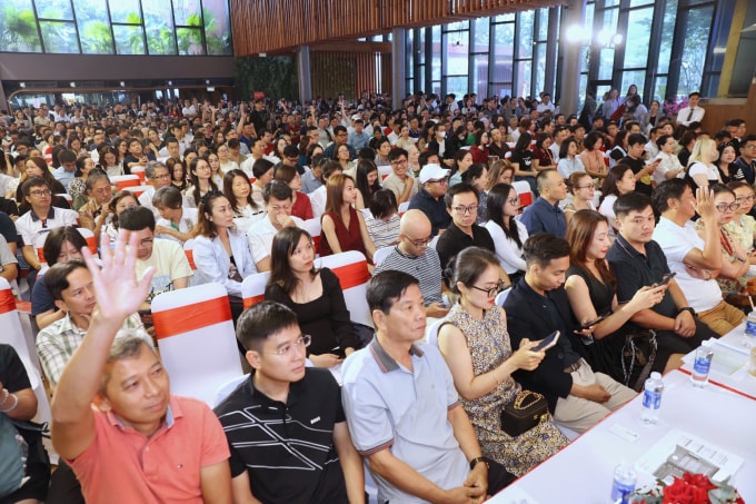 Hàng ngàn người dự sự kiện mở bán. Ảnh: Quỳnh Trần