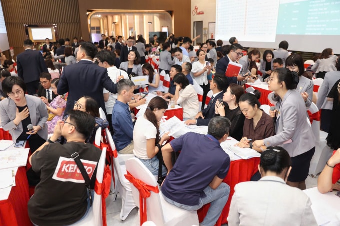 Khách hàng vào khu vực chọn căn hộ. Ảnh: Quỳnh Trần