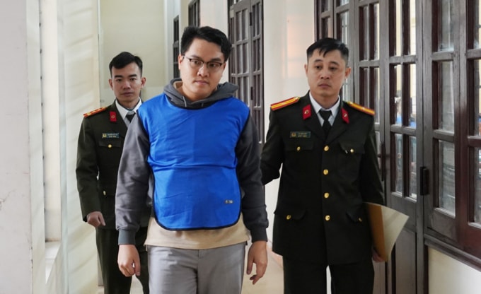 Công an dẫn giải Nguyễn Duy Thịnh đến trụ sở điều tra. Ảnh: Lam Sơn