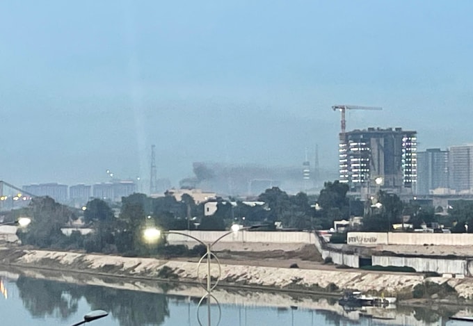 Khói bốc lên bên trong đại sứ quán Mỹ ở Baghdad, Iraq, ngày 14/3. Ảnh: AFP