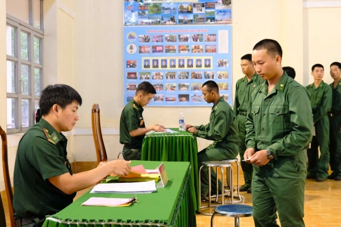 Cử tri nhận phiếu bầu tại Tiểu đoàn Huấn luyện - Cơ động 1, xã Thuận Hạnh, khu vực bỏ phiếu số 19. Ảnh: Đạo Hoàng