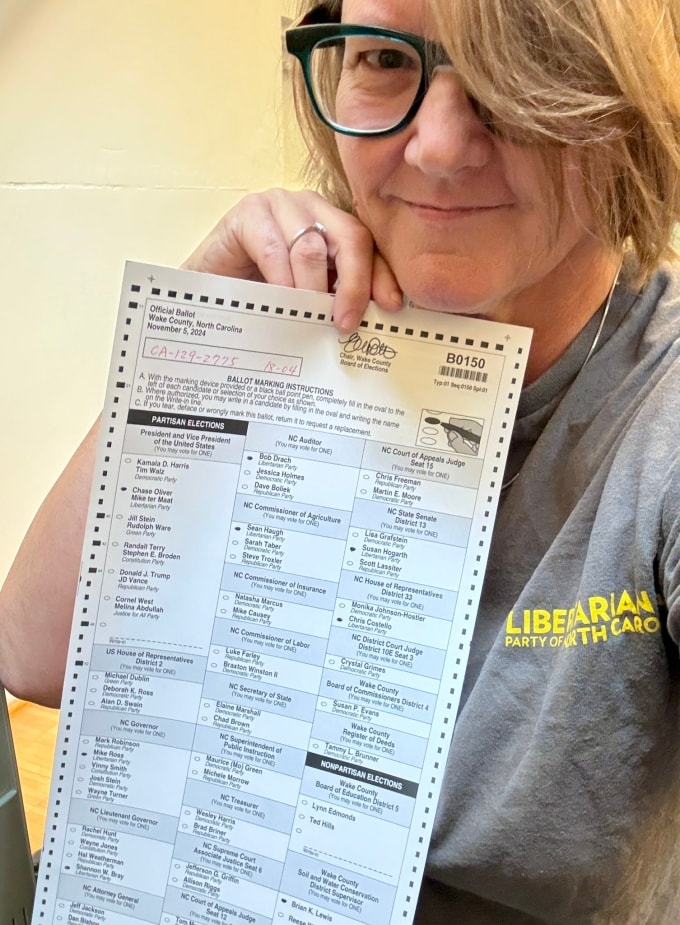 Bà Susan Hogarth vướng rắc rối vì đăng anhrr tự sướng lá phiếu đã bầu của mình lên mạng xã hội. Ảnh: Carolina Journal