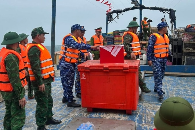 Đoàn công tác của TP Hải Phòng mang hòm phiếu phụ ra khu vực làm nhiệm vụ để cán bộ chiến sĩ thực hiện quyền bầu cử. Ảnh: Xuân Hoa