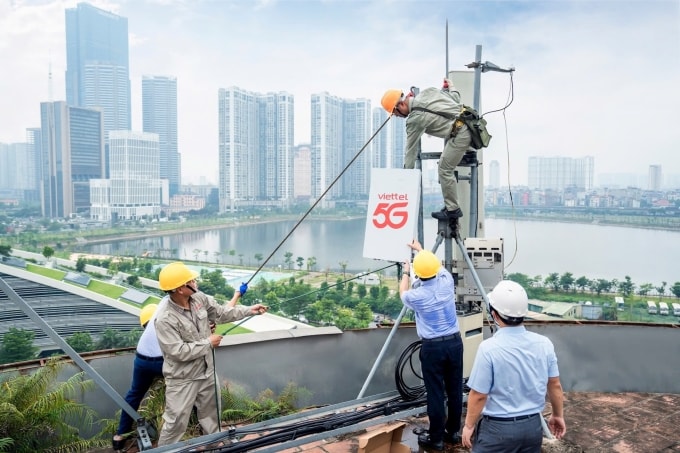 Nhà mạng lắp đặt trạm 5G tại Cầu Giấy, Hà Nội. Ảnh: Thu Hương