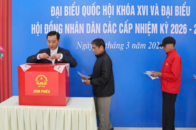 Cử tri đặc khu Bạch Long Vỹ bỏ phiếu bầu đại biểu HĐND TP Hải Phòng và Đại biểu Quốc hội, sáng 14/3. Ảnh: Xuân Hoa