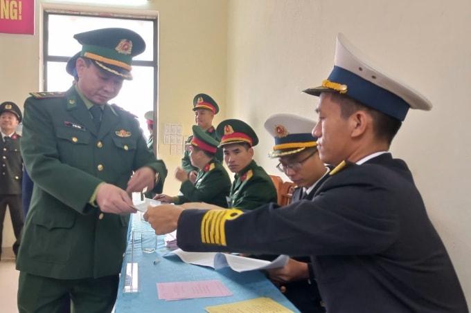 Cán bộ, chiến sỹ trên đảo nhận phiếu bầu tại Tiểu đoàn Phòng thủ đảo. Ảnh: Xuân Hoa