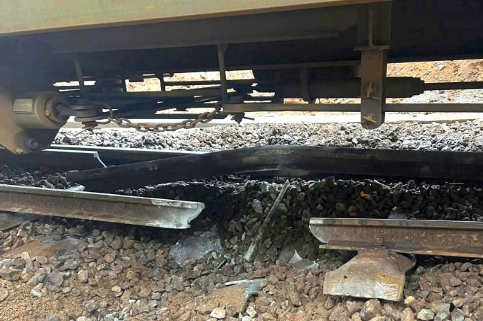 Đường ray bị đứt lìa sau sự cố. Ảnh: Định Đệ