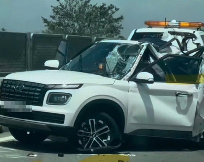 Ôtô 5 chỗ bị biến dạng sau vụ tai nạn. Ảnh: Minh Nhi