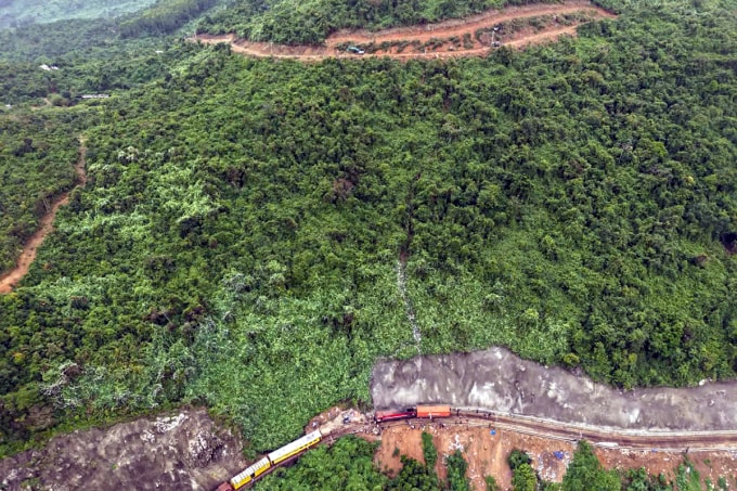 Hình ảnh flycam ghi nhận dấu vết đá rơi từ khu vực đang thi công dự án phía trên đường sắt. Ảnh: Ngành đường sắt cung cấp