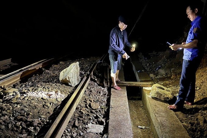 Đá tiếp tục rơi xuống đường sắt đoạn qua đèo Hải Vân. Ảnh: Ngành đường sắt cung cấp