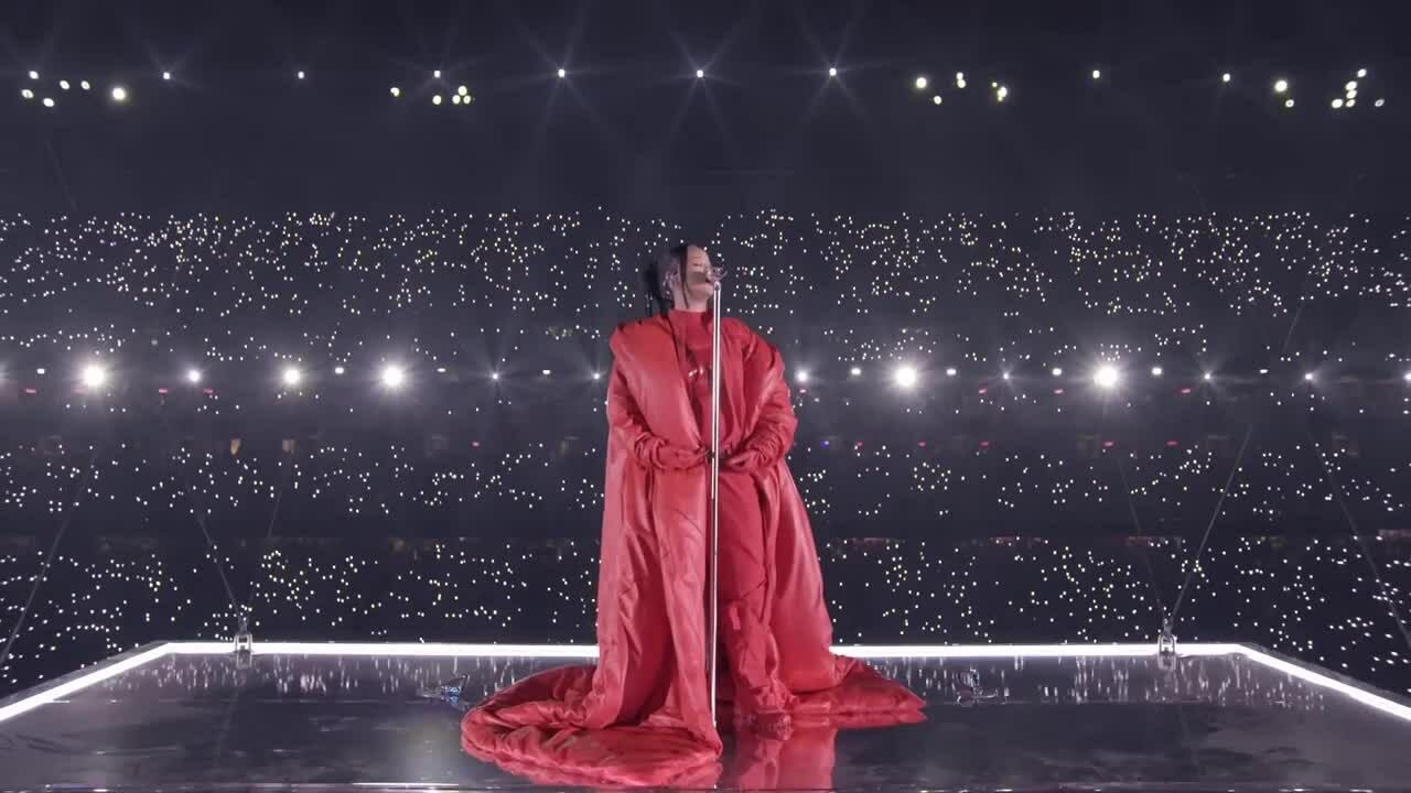 Rihanna biểu diễn bài 