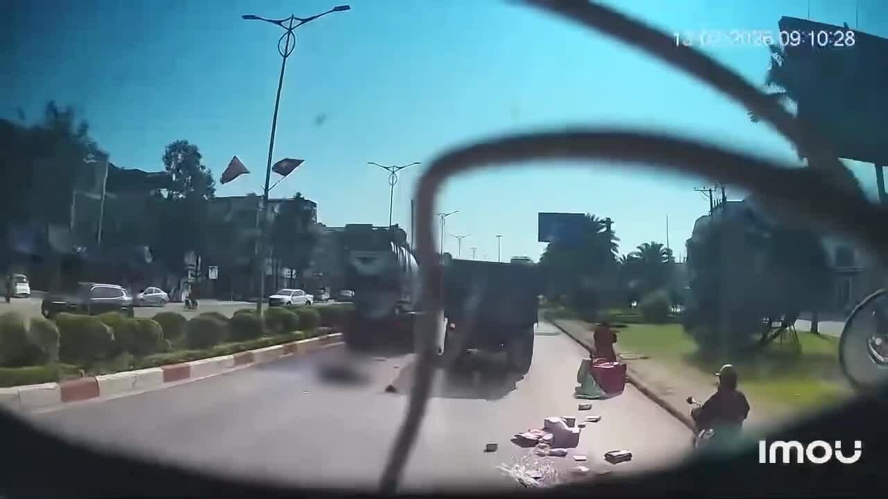 Vượt ở khe hẹp, người đi xe máy bị xe bồn cán qua