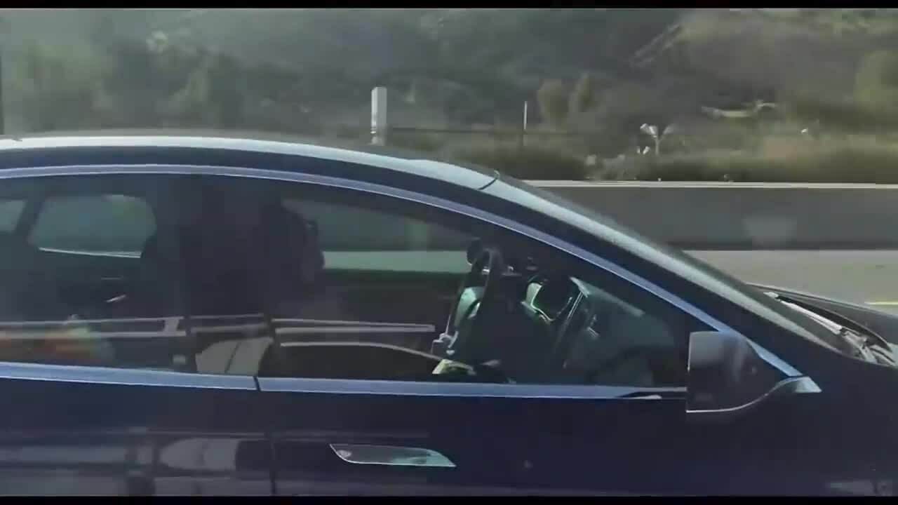 Tài xế xe Tesla nằm ngủ mặc ôtô tự lái trên cao tốc