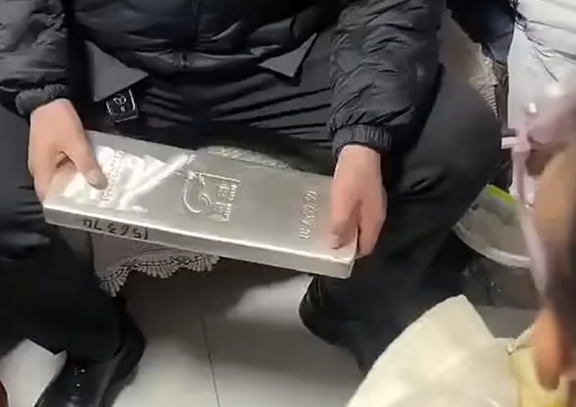 Đang chơi, bé gái 5 tuổi được người đàn ông tặng "quà lạ" hơn 1 tỷ đồng và cái kết bất ngờ- Ảnh 1.