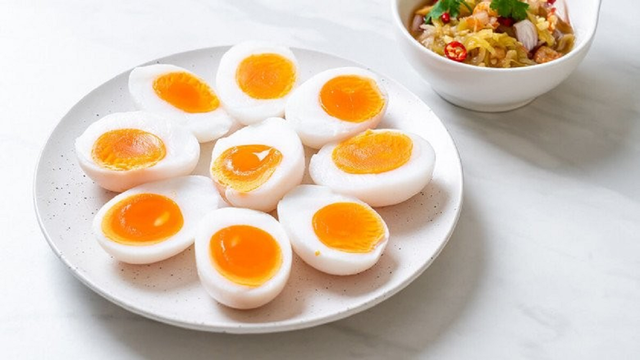 Người đàn ông 42 tuổi bất ngờ tử vong sau khi ăn trứng theo cách "ăn thùng uống chậu" - Ảnh 1.