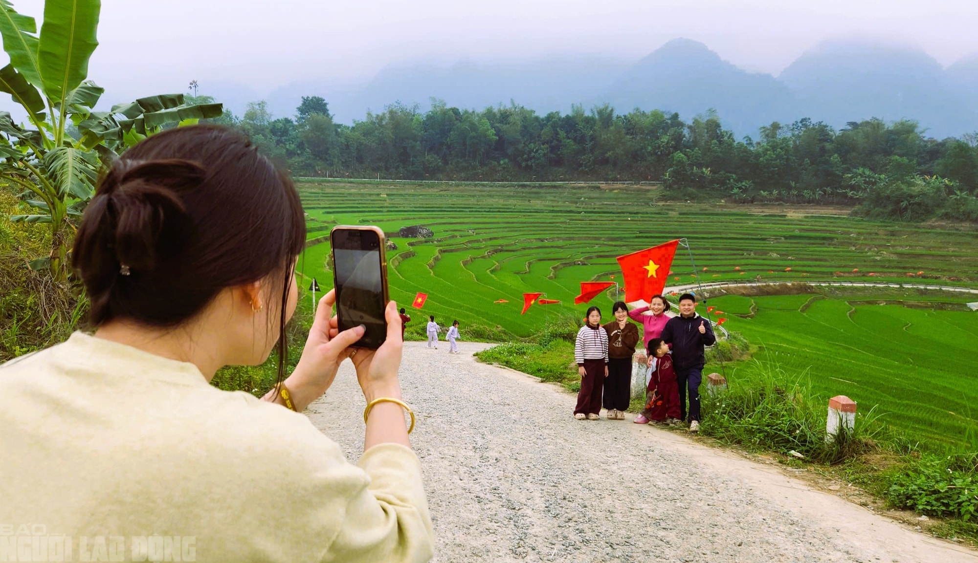 Điểm du lịch nổi tiếng ở Thanh Hóa rực rỡ cờ Tổ quốc trước ngày bầu cử - Ảnh 8.