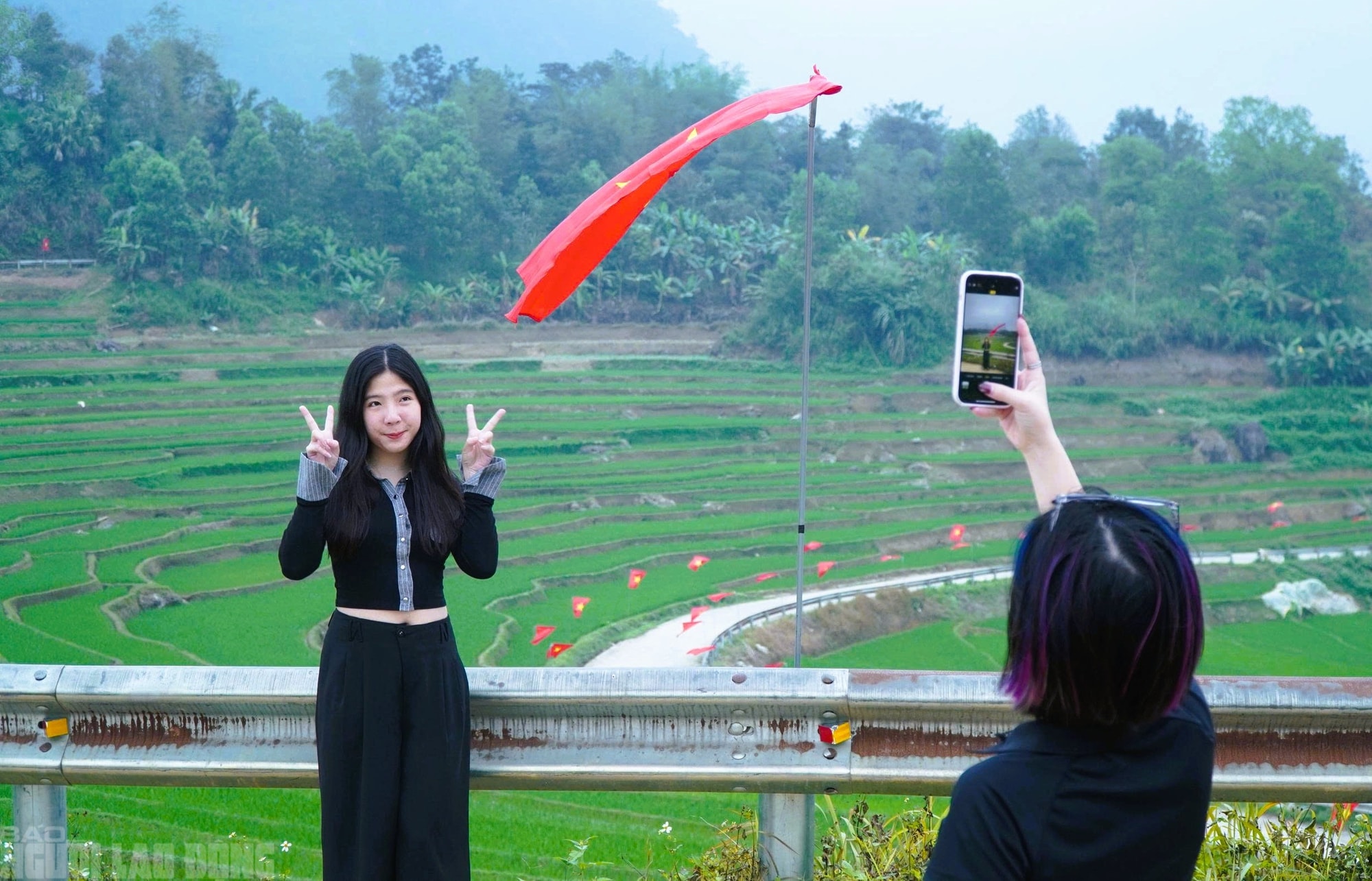 Điểm du lịch nổi tiếng ở Thanh Hóa rực rỡ cờ Tổ quốc trước ngày bầu cử - Ảnh 9.