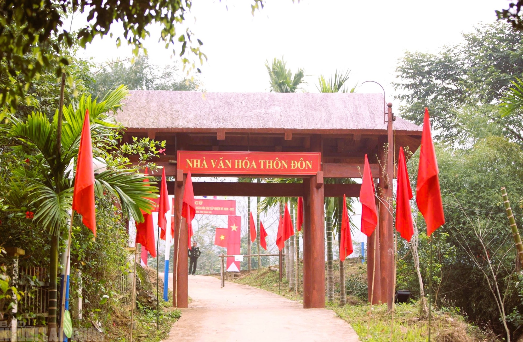 Điểm du lịch nổi tiếng ở Thanh Hóa rực rỡ cờ Tổ quốc trước ngày bầu cử - Ảnh 16.