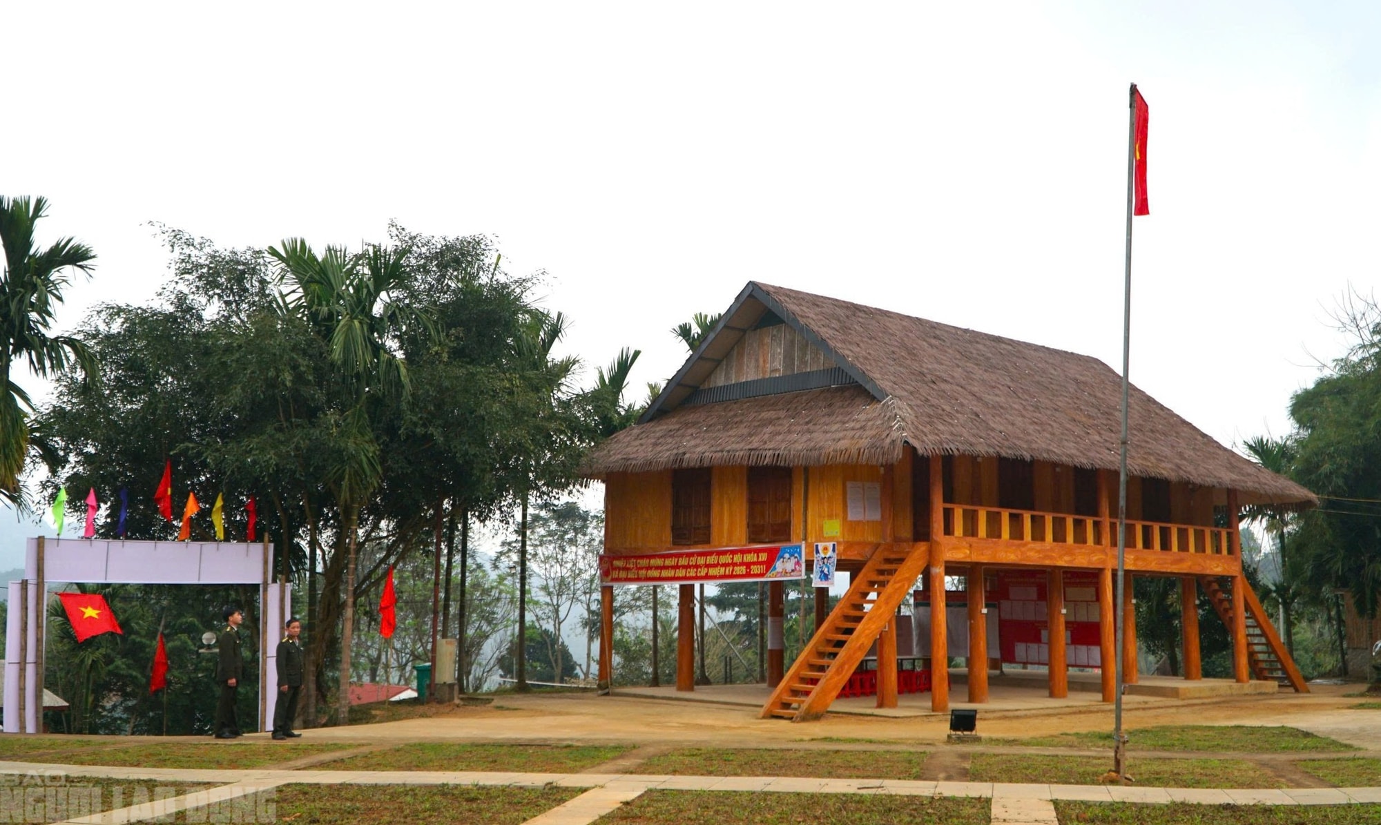 Điểm du lịch nổi tiếng ở Thanh Hóa rực rỡ cờ Tổ quốc trước ngày bầu cử - Ảnh 17.