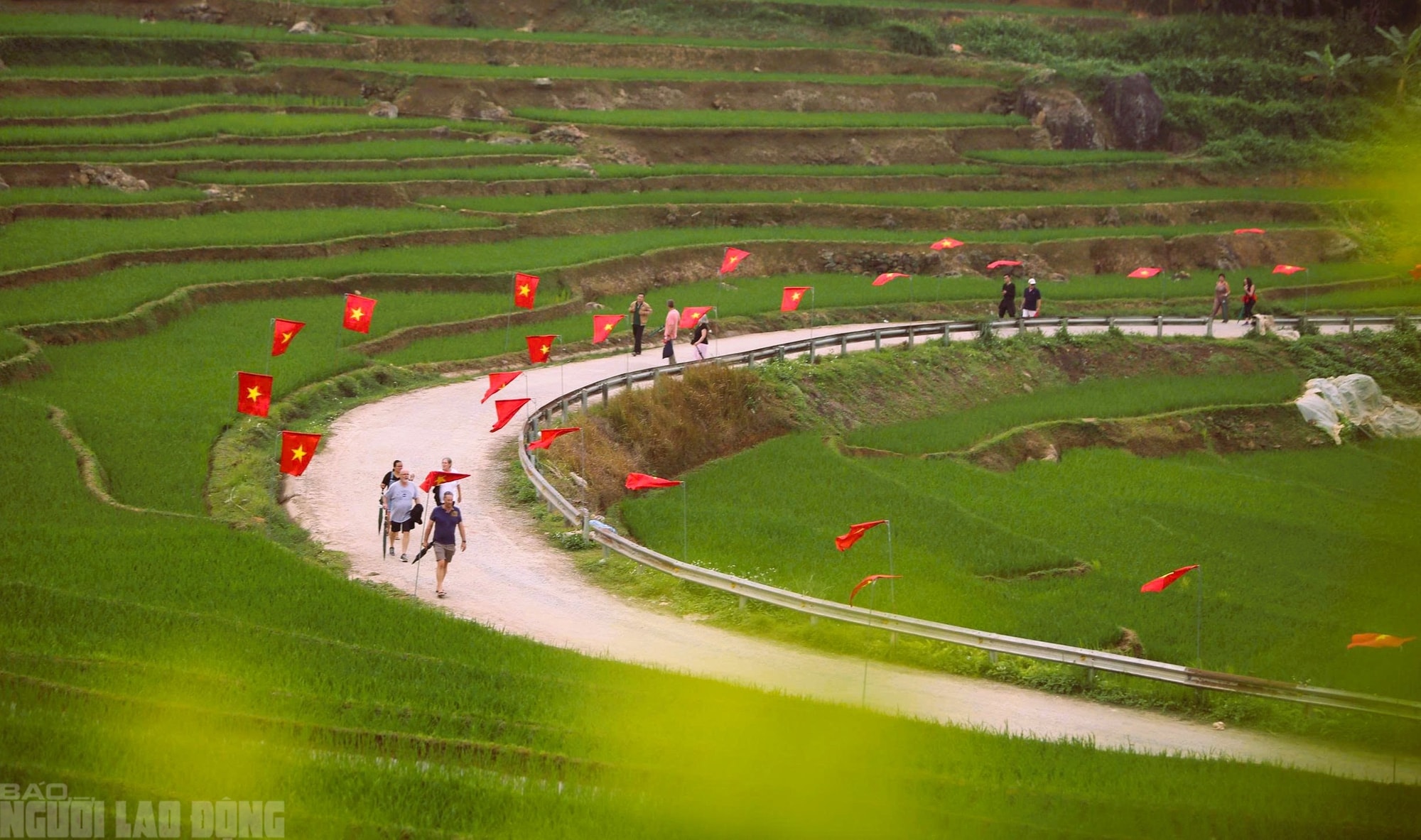 Điểm du lịch nổi tiếng ở Thanh Hóa rực rỡ cờ Tổ quốc trước ngày bầu cử - Ảnh 10.