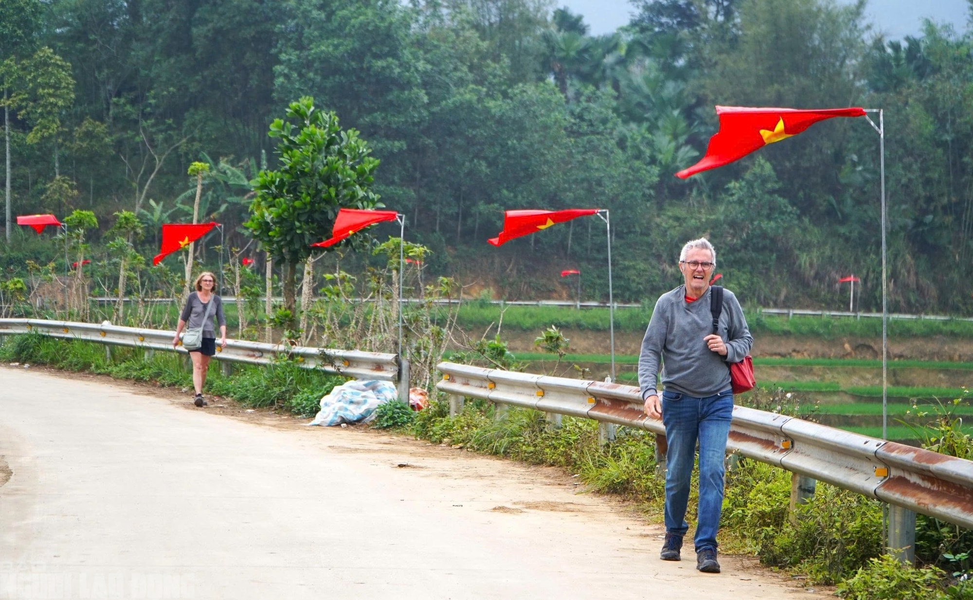 Điểm du lịch nổi tiếng ở Thanh Hóa rực rỡ cờ Tổ quốc trước ngày bầu cử - Ảnh 6.