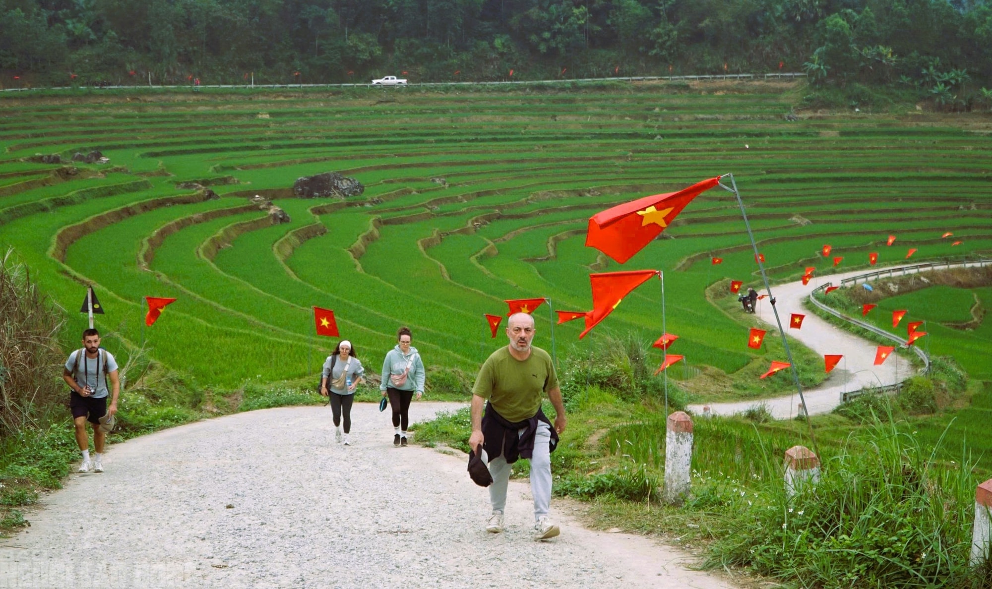 Điểm du lịch nổi tiếng ở Thanh Hóa rực rỡ cờ Tổ quốc trước ngày bầu cử - Ảnh 7.