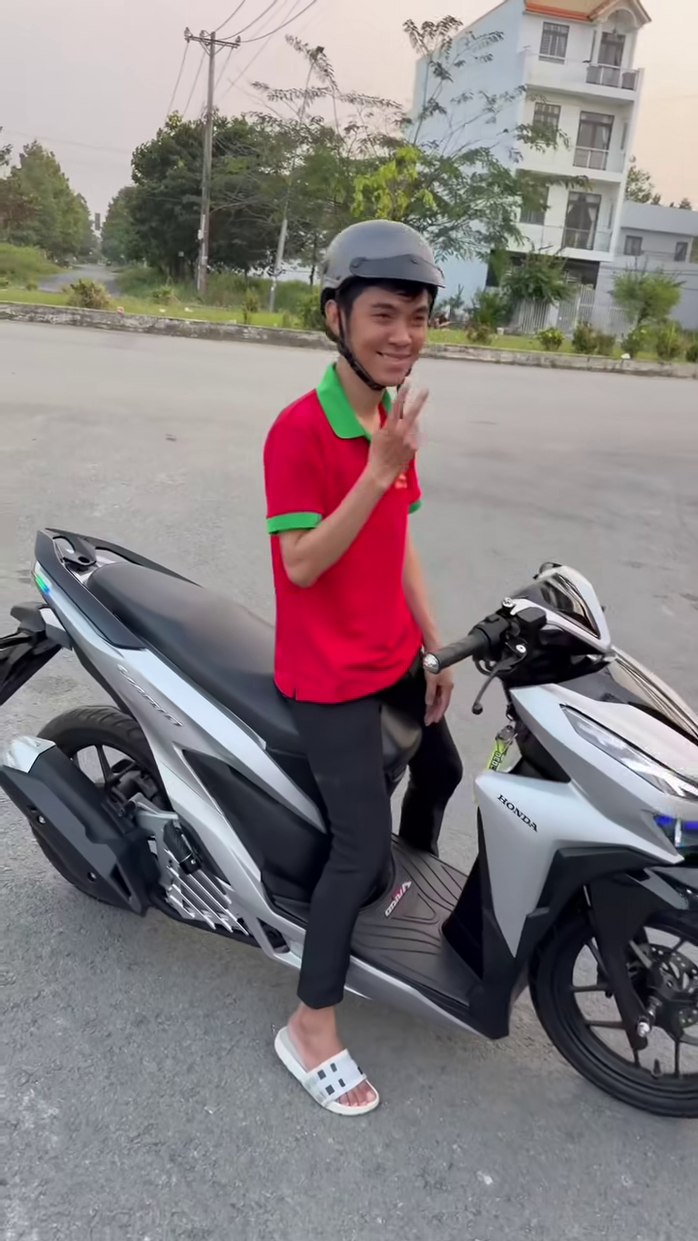 Vụ nam nhân viên phục vụ trúng độc đắc 18 tỉ đồng: Lộ diện người bạn được tặng xe máy - Ảnh 1.