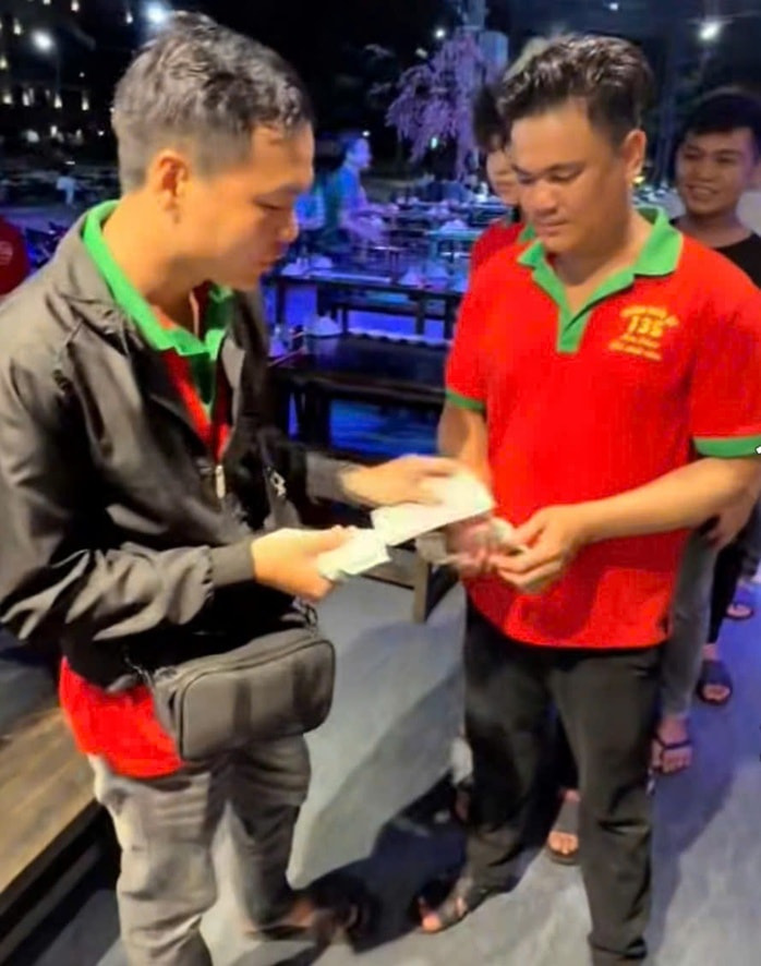 Vụ nam nhân viên phục vụ trúng độc đắc 18 tỉ đồng: Lộ diện người bạn được tặng xe máy - Ảnh 4.