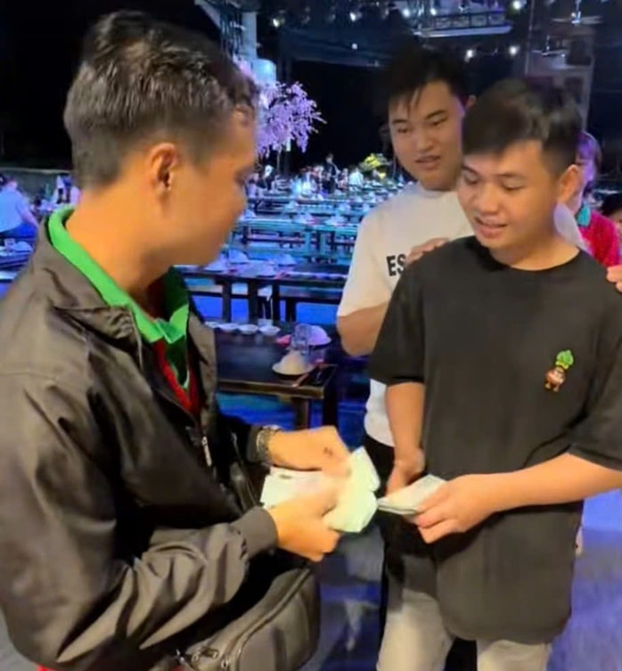 Vụ nam nhân viên phục vụ trúng độc đắc 18 tỉ đồng: Lộ diện người bạn được tặng xe máy - Ảnh 5.