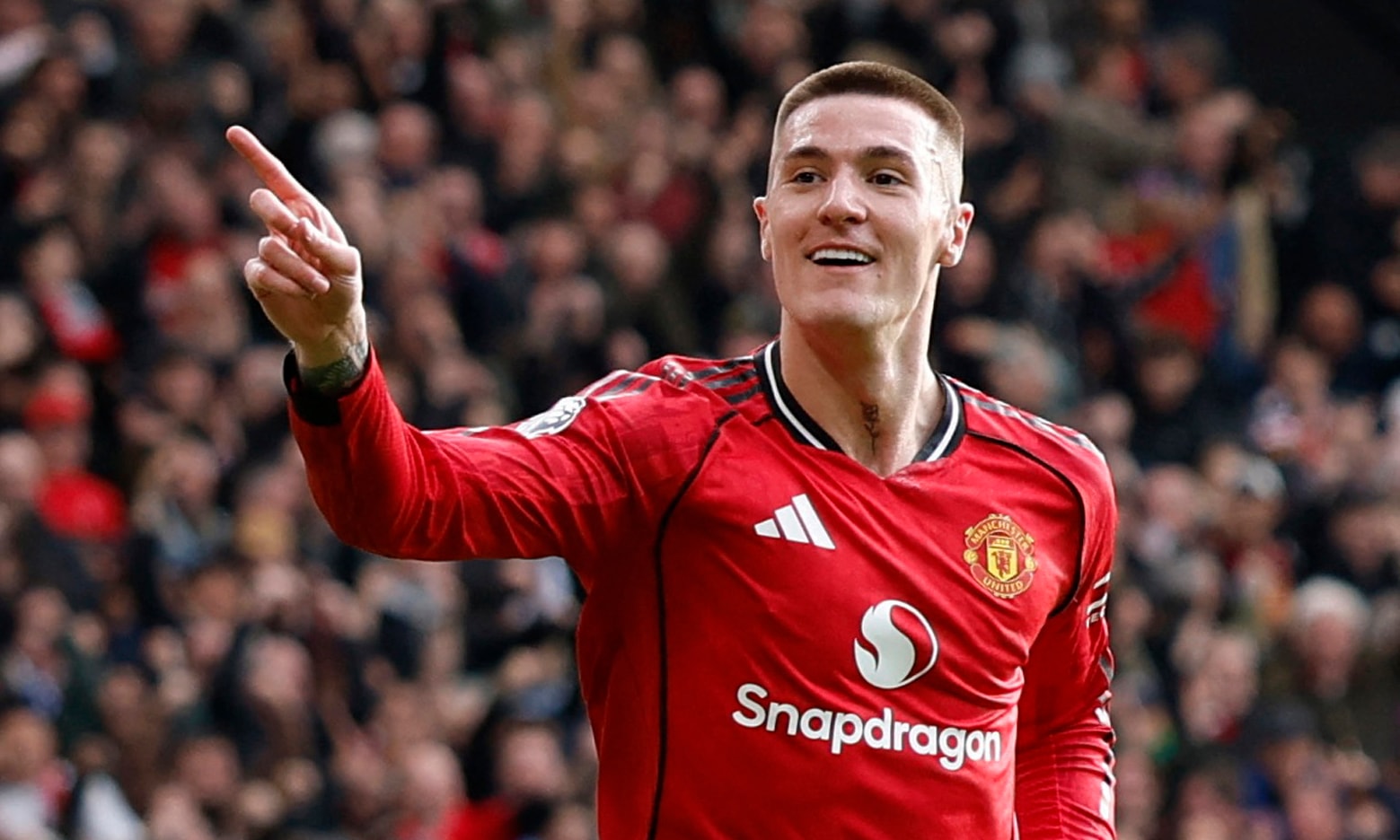 Man Utd cạnh tranh vị trí thứ ba với Aston Villa. (Ảnh: Reuters)