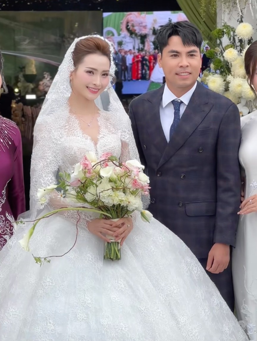 Đám cưới của cầu thủ Phạm Đức Huy và MC Mù Tạt (Nguyễn Huyền Trang) vừa được tổ chức tại quê nhà chú rể ở Hải Phòng.