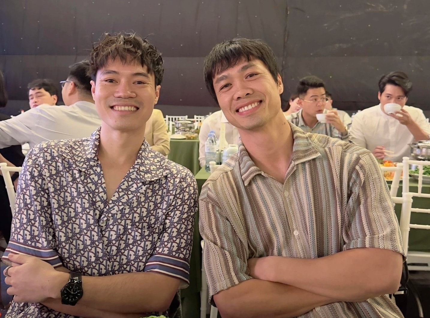 Tiền đạo Nguyễn Văn Toàn cũng chia sẻ hình ảnh chụp chung với đồng đội thân thiết Nguyễn Công Phượng. Cả hai đều mặc áo sơ mi tay ngắn họa tiết nhẹ nhàng, nam tính.