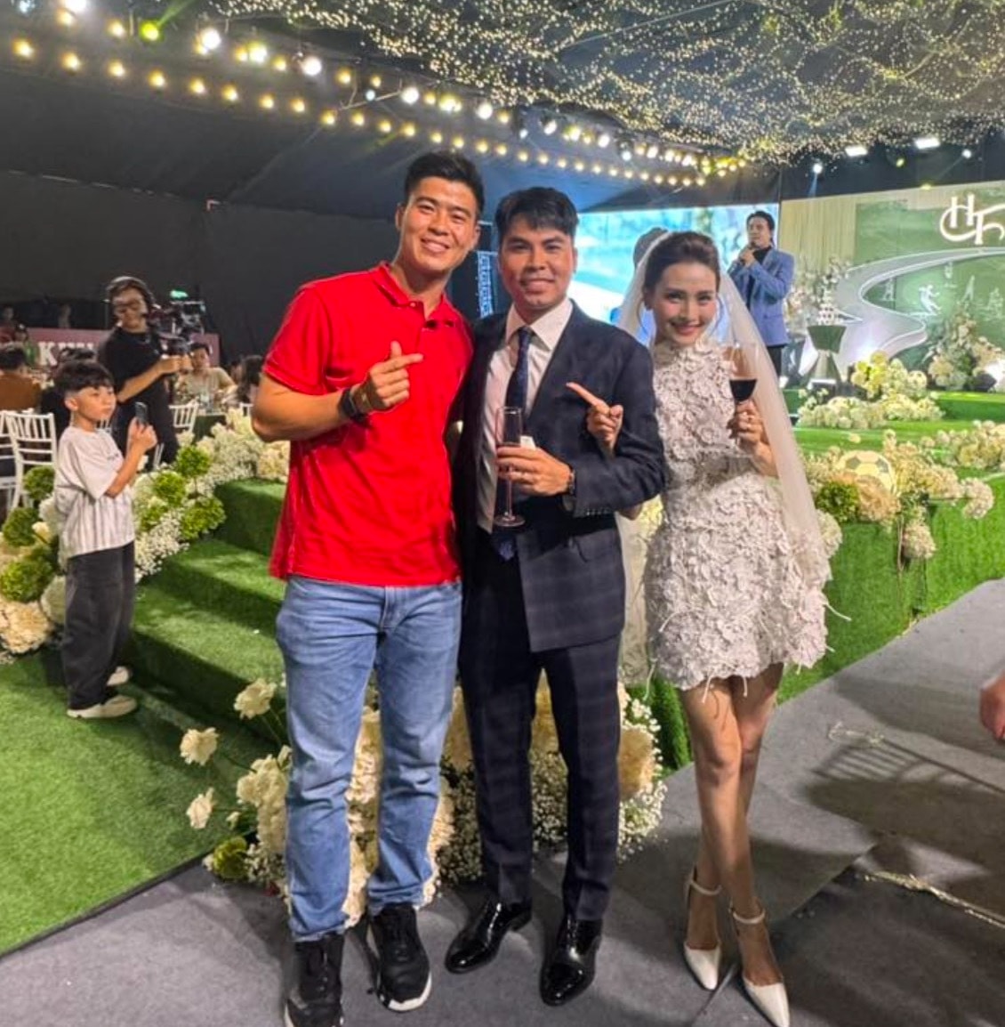 Trung vệ Đỗ Duy Mạnh đăng tải khoảnh khắc chụp cùng cô dâu - chú rể kèm lời chúc: 