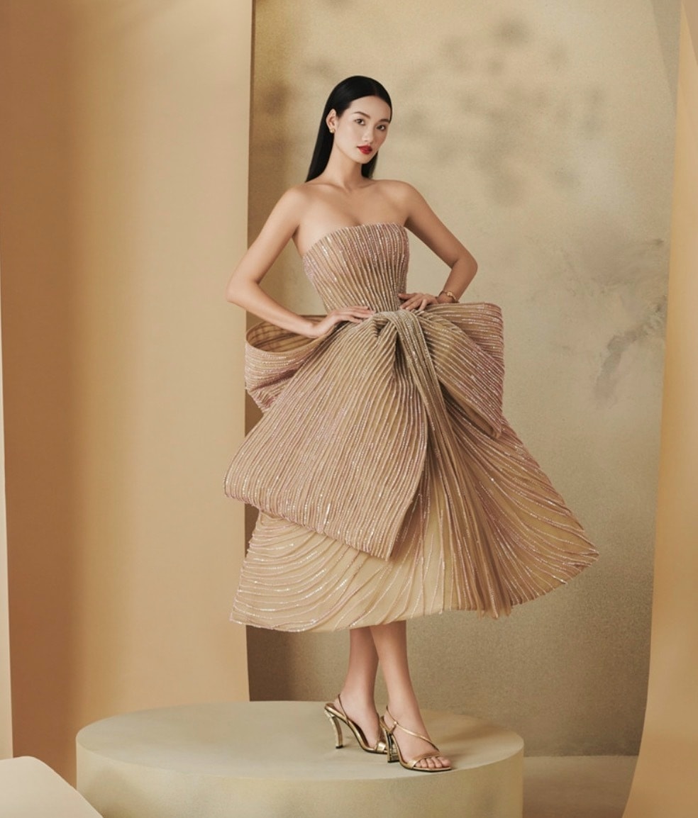 Sở hữu chiều cao 1m75 với số đo ba vòng 82-62-93cm, Quỳnh Anh được NTK hài lòng khi thể hiện rõ được tinh thần của bộ sưu tập.