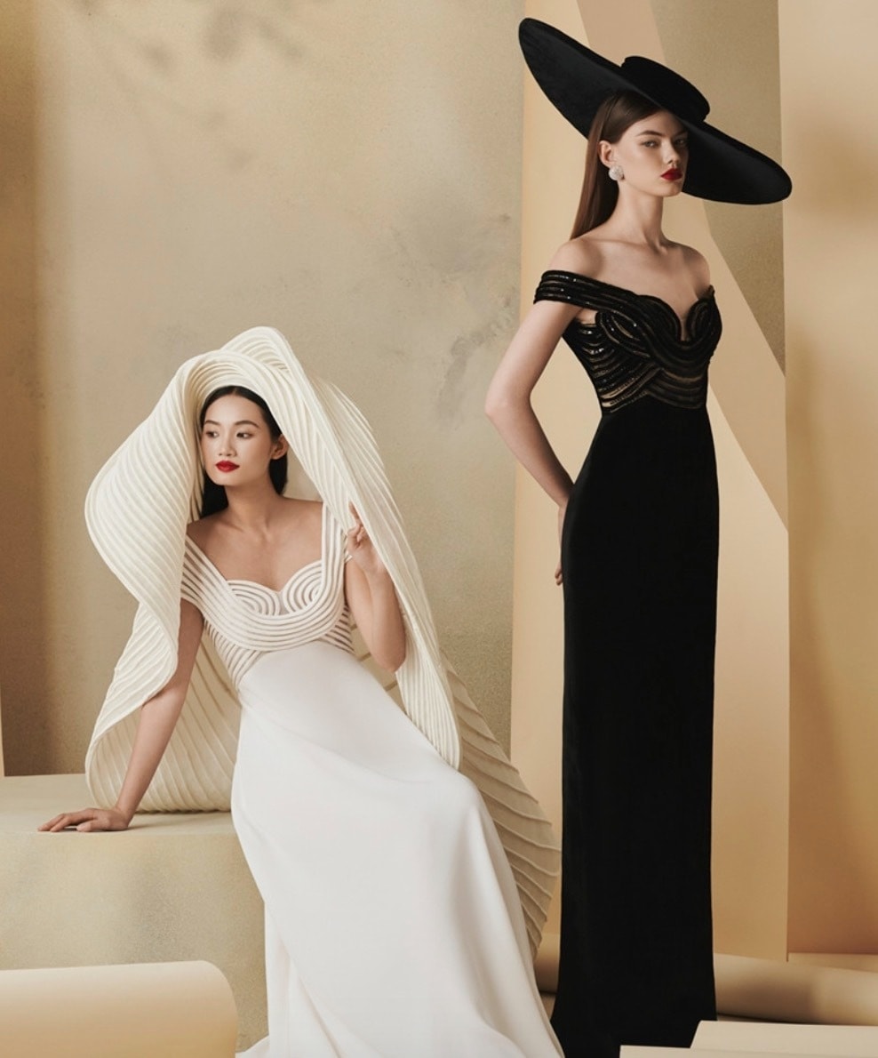 Kỹ thuật đính kết thủ công là linh hồn của toàn bộ bộ sưu tập. Riêng chiếc đầm cưới trong bộ sưu tập đã ngốn đúng 1 tháng thợ thủ công ngồi đan, lộn từng sợi dây, hoàn thiện từng chi tiết nhỏ nhất.