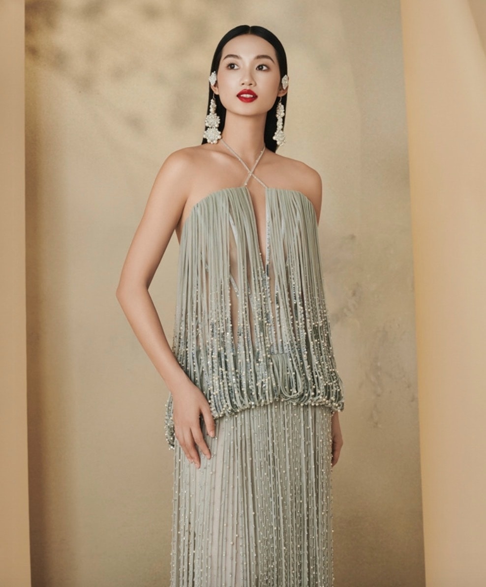 Một trong những điểm đáng chú ý nhất là NTK quyết định sử dụng 100% chất liệu Việt Nam. Toàn bộ bộ sưu tập được may từ lụa tơ tằm cao cấp bao gồm satin, lụa organza và nhiều dòng lụa đặc biệt khác, không thua kém bất kỳ chất liệu nhập khẩu nào.