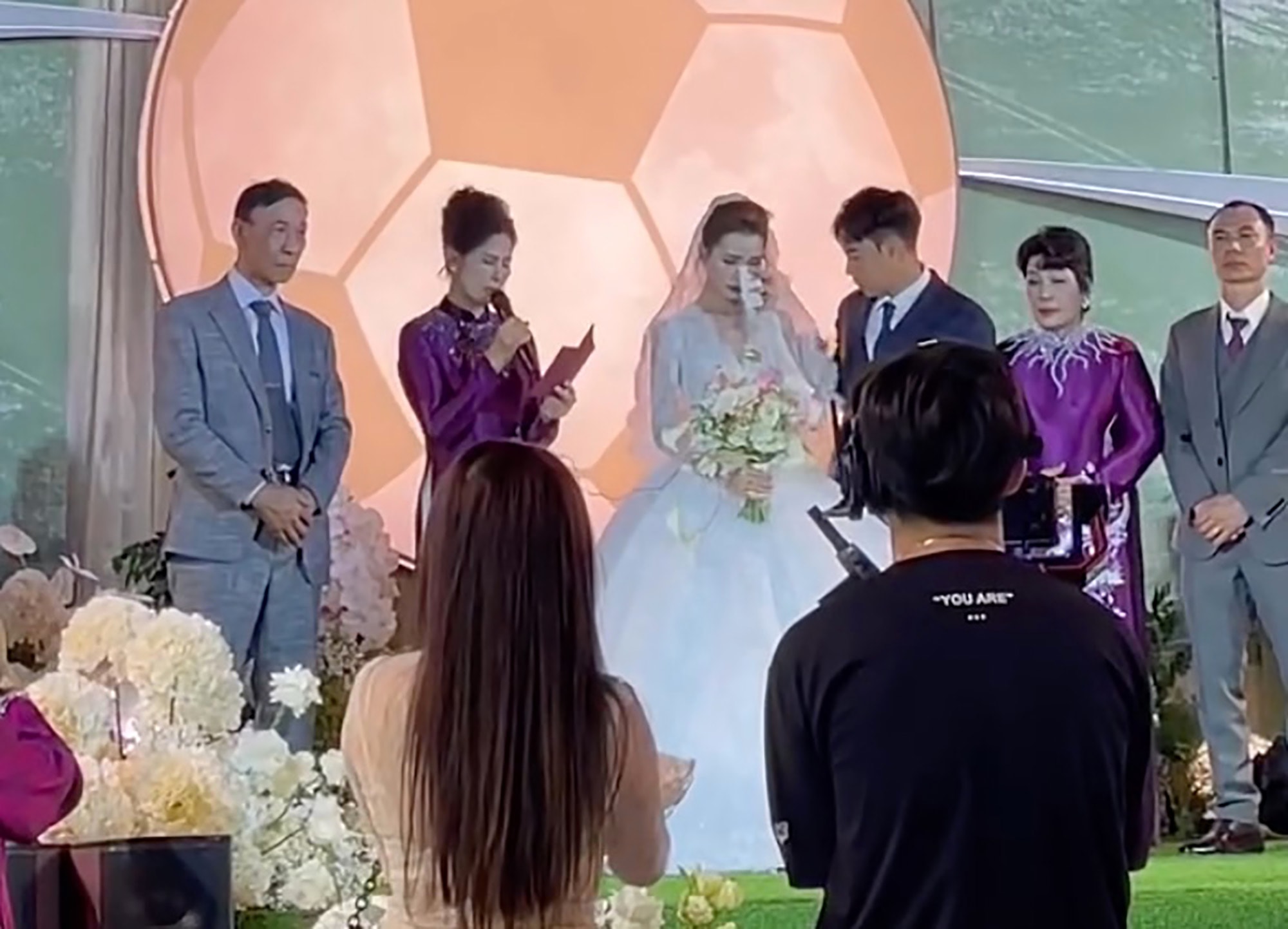 Phần xúc động nhất của buổi lễ đến khi mẹ cô dâu lên sân khấu đọc thơ tặng con gái và con rể. Đứng cạnh chồng, cô dâu không kìm được nước mắt. MC Huyền Trang bật khóc nức nở khi nghe những lời dặn dò của mẹ, trong khi chú rể nhẹ nhàng nắm tay an ủi.