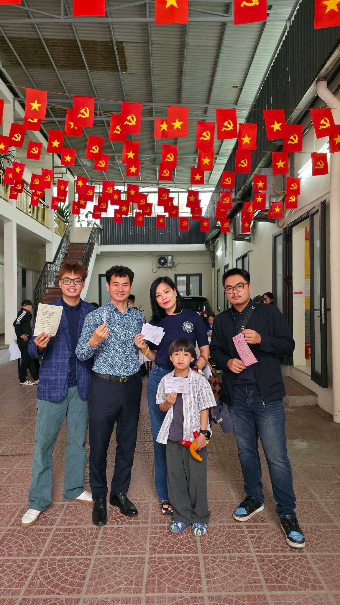 Nghệ sỹ Xuân Bắc, Cục trưởng Cục Nghệ thuật biểu diễn cùng gia đình đi bầu cử. Dù trong nhà chỉ có ba người đủ điều kiện tham gia bỏ phiếu, tất cả các thành viên vẫn háo hức dậy từ sớm, chuẩn bị cho ngày đặc biệt.