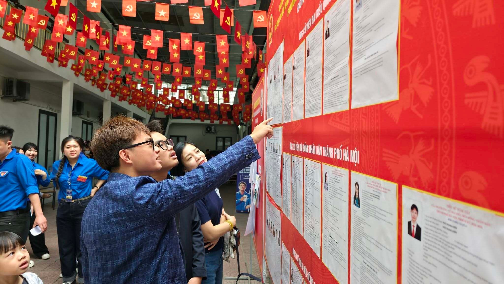 Chia sẻ về buổi sáng đi bầu cử cùng gia đình, NSND Xuân Bắc cho biết trên đường tới điểm bỏ phiếu, anh tranh thủ trò chuyện với các con về bầu cử. Nam nghệ sỹ nói rằng đây cũng là dịp để thế hệ trẻ hiểu hơn về quyền và trách nhiệm của công dân.