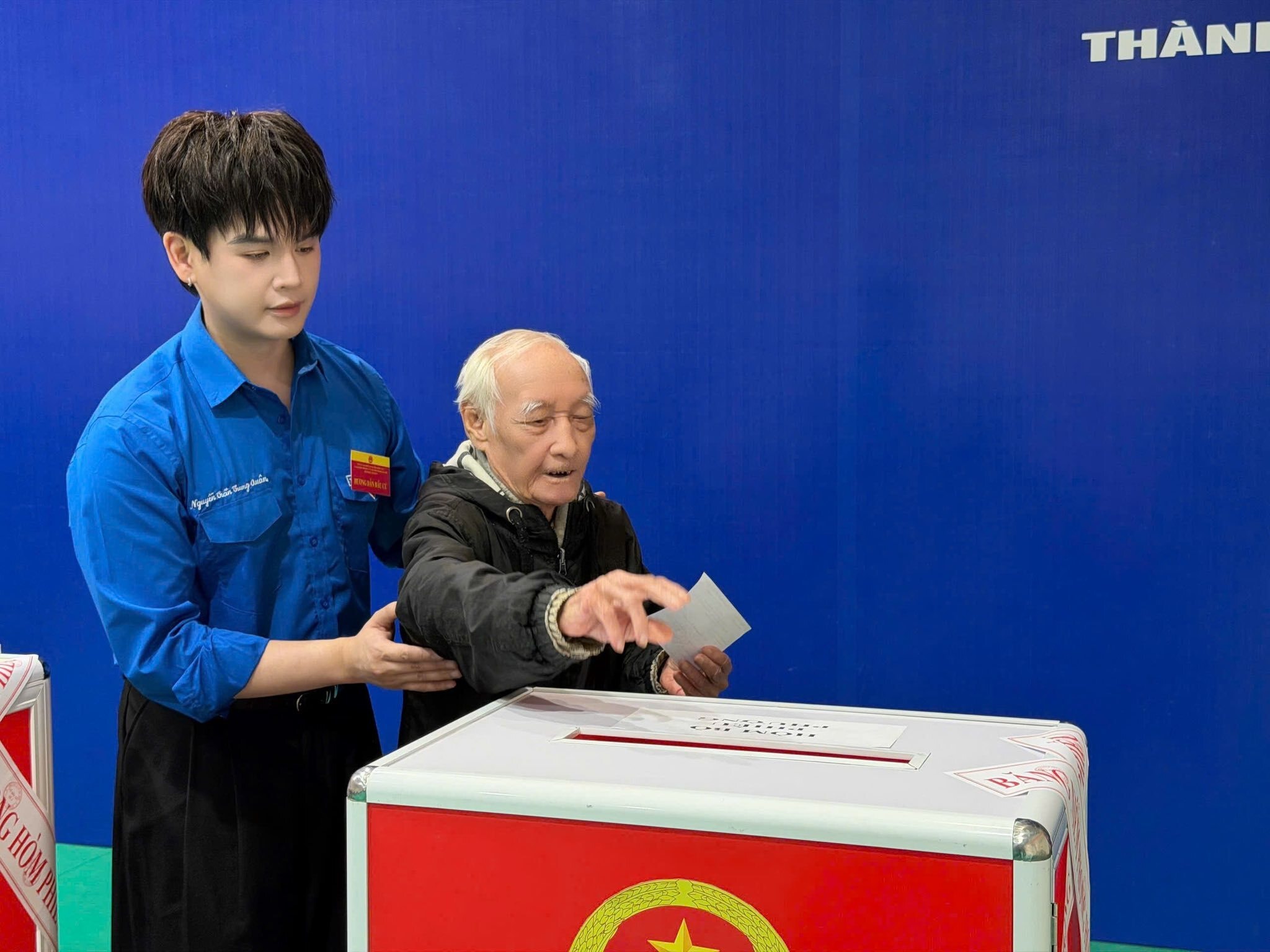 Nam ca sỹ cũng tham gia hướng dẫn, hỗ trợ các cư tri cao tuổi bỏ phiếu.