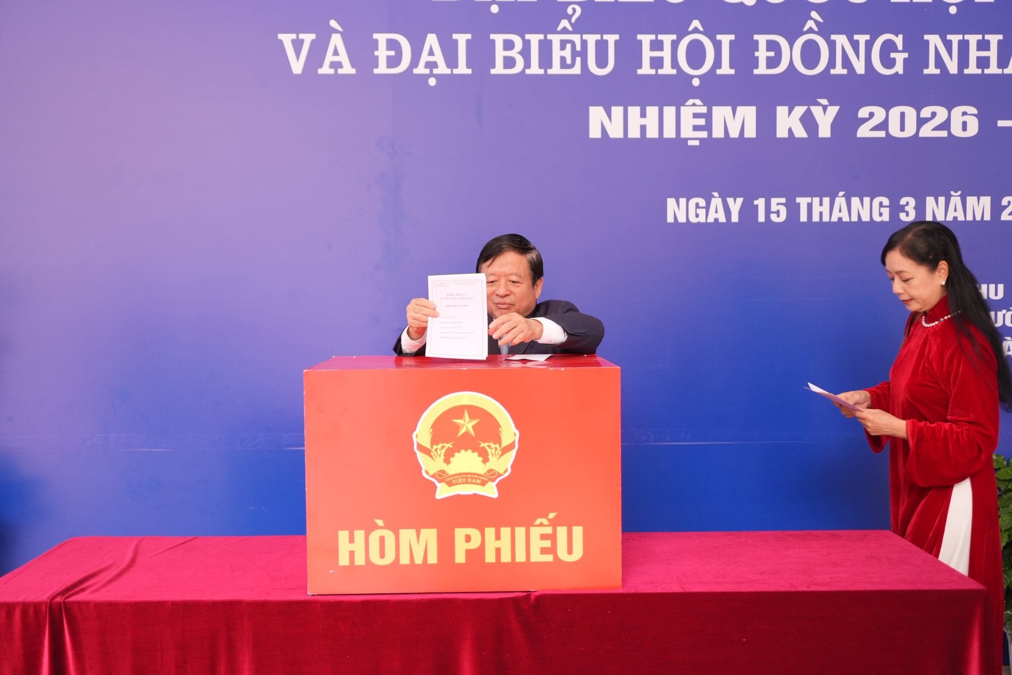 Ngày bầu cử năm nay trùng với kỷ niệm 39 năm ngày cưới của họ. Nữ nghệ sỹ cho biết, niềm vui riêng hòa cùng niềm vui chung của đất nước khiến ngày kỷ niệm trở nên ấm áp, thiêng liêng và đáng nhớ hơn bao giờ hết.